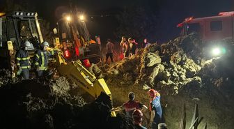 Baba ve oğlu 2 saat toprak altında kaldı