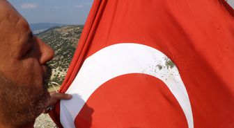 Kenti karıştıran görüntü! Türk bayrağına av tüfeği ile ateş açıldı