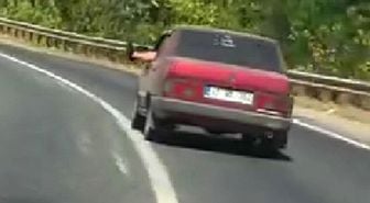Karabük'te ayağını dışarı çıkararak seyreden sürücü kamerada