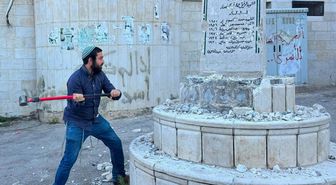 İsrailli vekilden Batı Şeria’da skandal hareket: Filistinlilere ait anıtı balyozla parçaladı