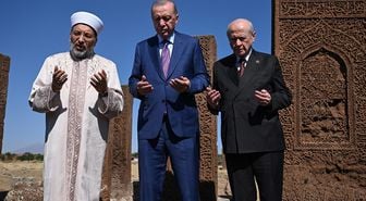 Cumhurbaşkanı Erdoğan ve Devlet Bahçeli, Ahlat Selçuklu Kabristanı'nı ziyaret etti