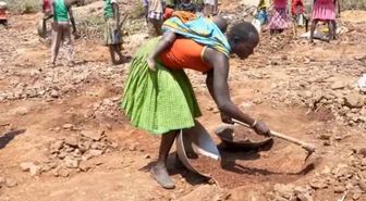 Kenya'da keçisini ararken altın buldu! Kazma küreği kapan bölgeye akın etti