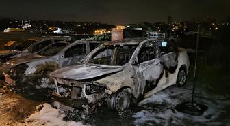 Avcılar'da oto galeride yangın: 3 otomobil kül oldu