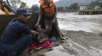 Nepal'deki selde hayatını kaybedenlerin sayısı 332'e çıktı