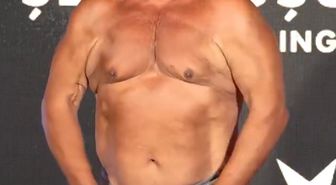 Şener Üşümezsoy'dan 76 yaşında şaşırtan hareket! Üzerini çıkarıp gösterdi