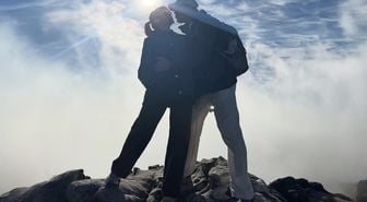 Dile kolay 12 yıl! Ünlü oyuncu ve eşi aşklarını böyle kutladı