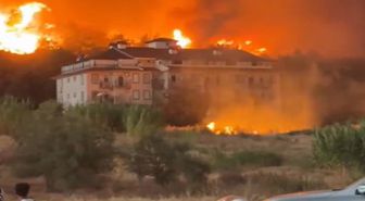 Fethiye'deki orman yangını evlere sıçradı