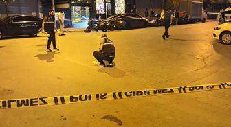 Bayrampaşa'da kafeye silahlı saldırı: 3 yaralı