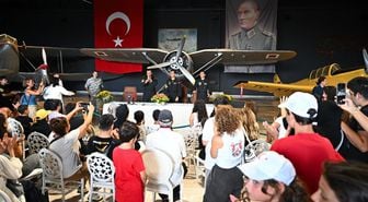 Göklerin çelik kanatları SOLOTÜRK zafer coşkusunu gençlerle paylaştı! Büyük gösteriye çağrı