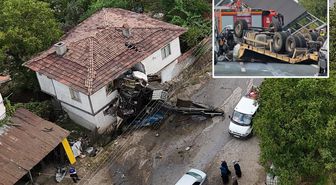 Kontrolden çıkan çekici motosiklete, savrulan iş makinesi eve çarptı: 2 ölü