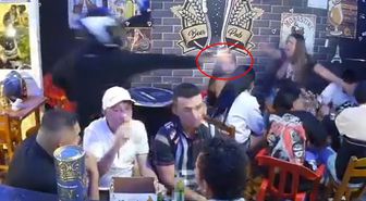 Kafasında kaskla bara girdi! Silahını çekip ortalığı kana buladı