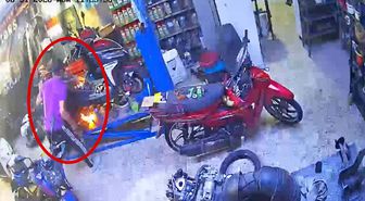 Manisa'da alev alan motosiklete sıradışı müdahale