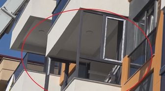 Minik çocuk balkondan dışarı bakarken beton zemine çakıldı