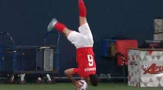 Bu adam bu sporu yapıyor! Takla atarak yine asist yaptı
