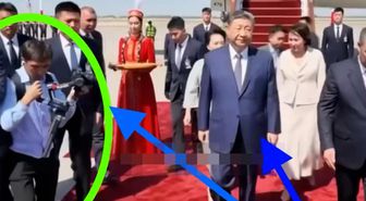 Çin liderine bir adım fazla yaklaşmanın bedeli! Yaka paça uzaklaştırıldı