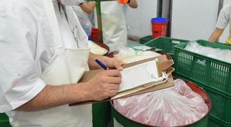 Tarihi geçmiş ürünlere akılalmaz yöntem! Etiketleri değiştirip yeniden satacaklardı