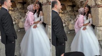 Damada pozu anlatamadı, gelinin yanına geçip kendisi gösterdi