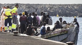 Gambiya açıklarında göçmen teknesi battı: En az 80 ölü