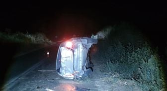 Viraja hızlı giren otomobil takla atarak kanala devrildi: 1 ölü