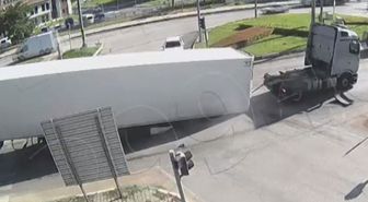 Trafikte dehşet anlar! Seyir halindeki Tır'ın dorsesi yola devrildi