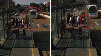 5 yaşındaki kız çocuğunu tramvayın altında kalmaktan son anda kurtardı