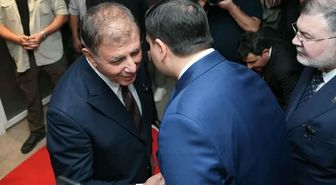 Cemil Tugay, Nâzım Hikmet Sergisi'nin açılışında AK Partili Eyyüp Kadir İnan'ı kapıda karşıladı