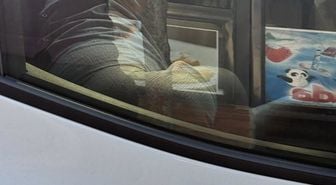 Komşusunu o halde görünce fotoğrafını çekip paylaştı