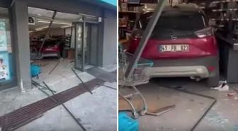 İzmit'te kontrolden çıkan otomobil markete daldı! Çalışanlar ile müşteriler dehşeti yaşadı