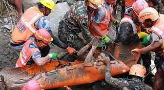 Nepal'de sel: Tünelde mahsur kalan 2 işçi 9 gün sonra kurtarıldı