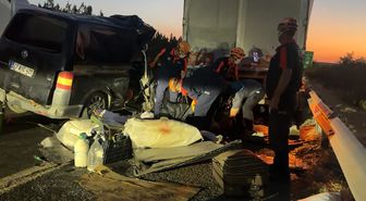 Minibüs TIR'a arkadan çarptı: 2 ölü, 2 ağır yaralı