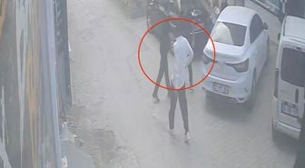 Darbedilen kadını sevgilisinin elinden kurtarmak isterken canından oluyordu