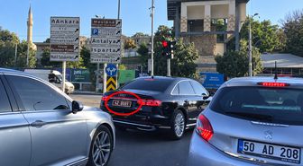 “Yetkim var” diye kuralı çiğnemedi! Konya Valisi Akın makam aracında kırmızı ışıkta bekledi