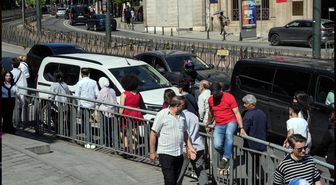 Karaköy'de bariyer krizi! Yolu kısaltmak için buldukları çözüm ölüme davetiye çıkarıyor