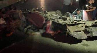 Şerit değiştiren otomobil kamyonetle çarpıştı! Karı koca hayatını kaybetti