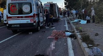 Düzce'de tır ile fındık işçilerini taşıyan araç çarpıştı: Çok sayıda ölü ve yaralı var
