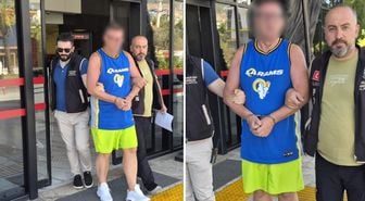 Türk bayrağına tüküren İngiliz turist tutuklandı! Saygısızlığı yanına kar kalmadı