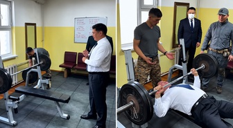 Moğolistan Cumhurbaşkanı'ndan spor salonunda şov: 90 kiloyla 20 tekrar yaptı