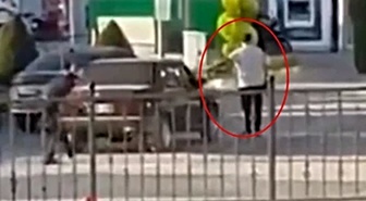 İşten çıkarılınca belediyenin önünde tabanca ve kılıçla bekledi
