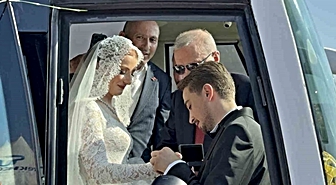 Gelin ve damat düğün salonu yerine Erdoğan'ı karşılamaya gitti! Cumhurbaşkanı çifti otobüsüne davet etti