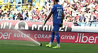 Süper Lig'de ilginç anlar! Maç oynanırken kimse ne olduğunu anlayamadı