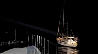 İzmir açıklarında yelkenli teknede 11 düzensiz göçmen ile 2 göçmen kaçakçısı yakalandı