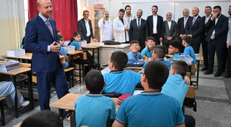 Bilal Erdoğan ilk ders zilinde öğrencilerle! Çocukların tek bir isteği oldu