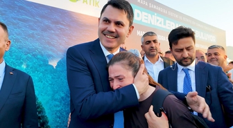 Hataylı depremzede gözyaşları içinde Bakan Kurum'a teşekkür etti