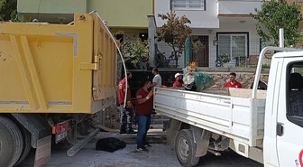 Çöp evden 1 ton atık çıktı! Komşular kötü kokuya dayanamayınca ortaya çıktı