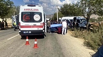 Manisa'da tarım işçilerini taşıyan minibüs ağaca çarptı: 14 yaralı