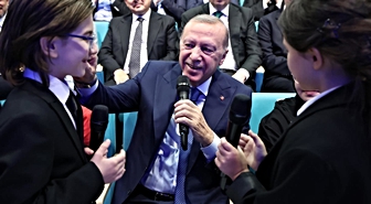 Okulların ilk gününde renkli anlar! Cumhurbaşkanı Erdoğan öğrencilerle türkü söyledi