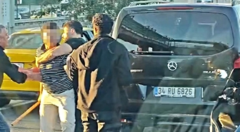 Trafik kazası sonrası çıkan yumruklu ve sopalı kavga kamerada