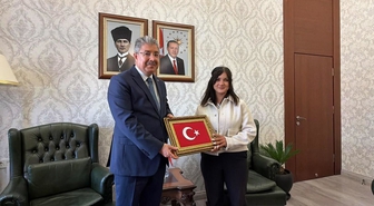 Eskişehir'de yerde gördüğü Türk bayrağını alan kurye Gülten Yeşil'e validen ödül! Makamında ağırlayıp bayrak hediye etti