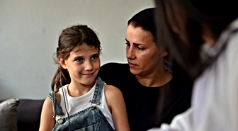 Biyonik kulağı 3 yıl sonra takılan Ayşegül (11) yeniden duymaya başladı