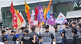 Adliye önünde toplanan LGBTİ'lere polis müdahalesi! O anlar kamerada